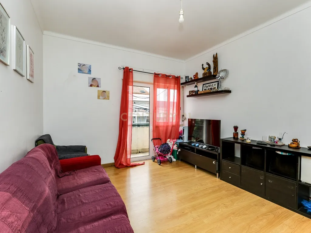 Moradia bifamiliar T4+1 em Pinheiro de Loures, com vistas desafogadas, jardim, pátio, varanda e terraço - Image 3