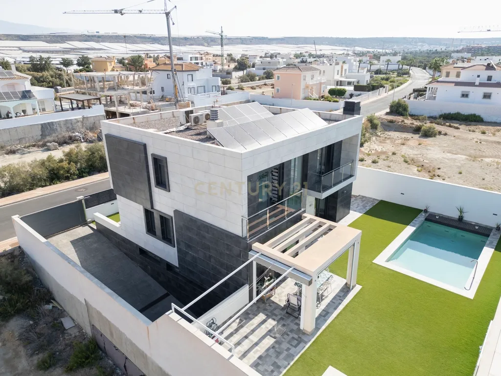 Luxuosa Moradia T4 com Vista Mar e Piscina em Almería - Image 59