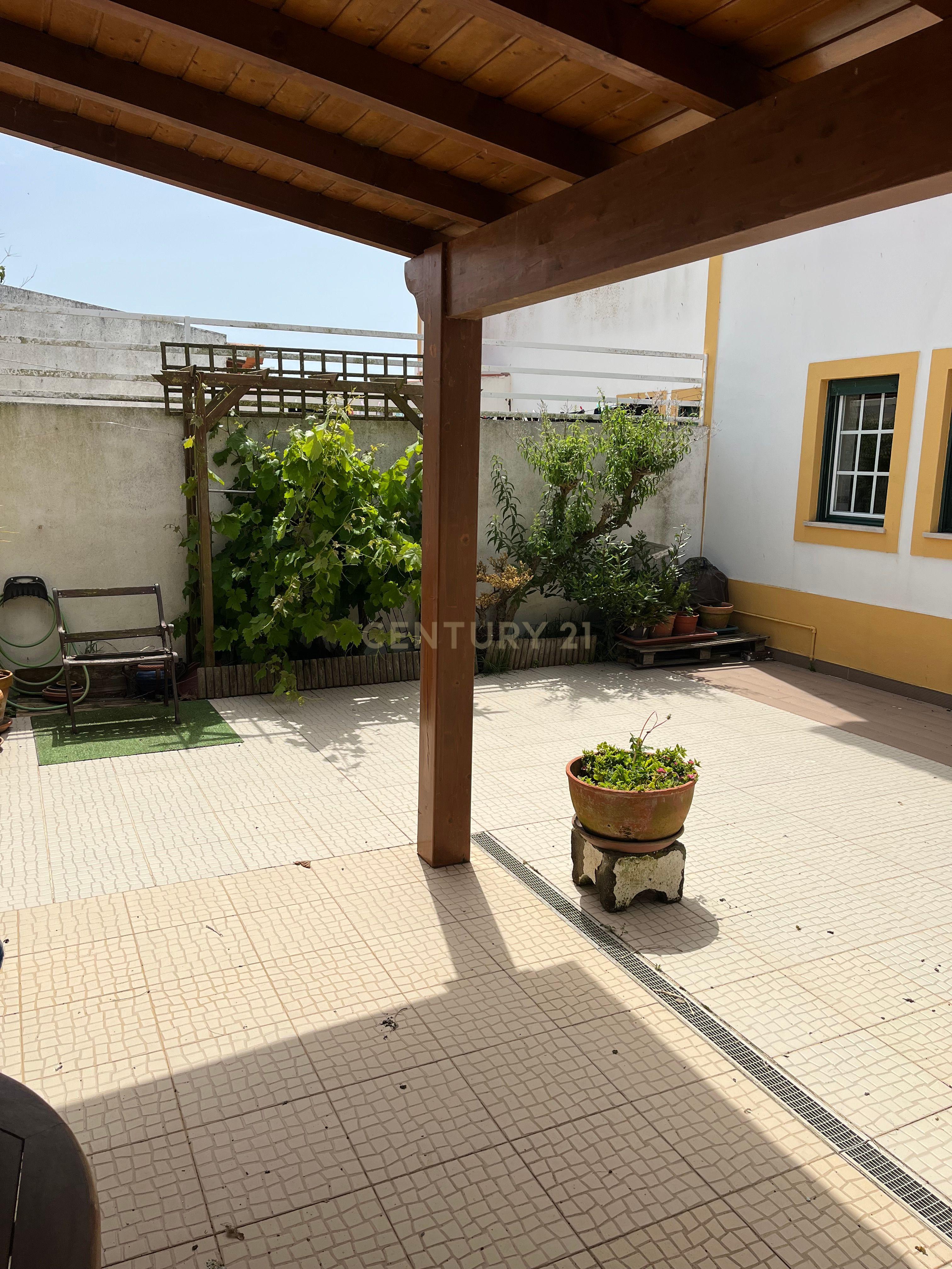 Fotografia 5 de Moradia T4 em condomínio fechado com piscina, vista mar e walking distance da praia, situada em S. Bernardino.