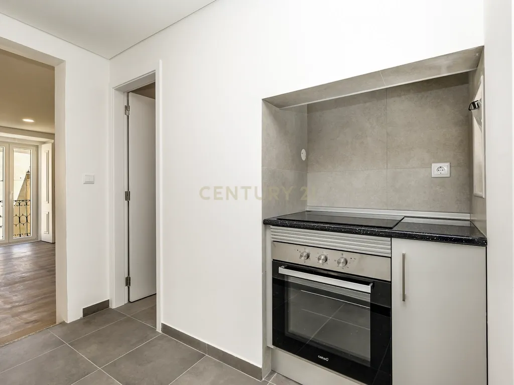 Apartamento T1+1 totalmente remodelado, próximo da Assembleia da República - Image 12