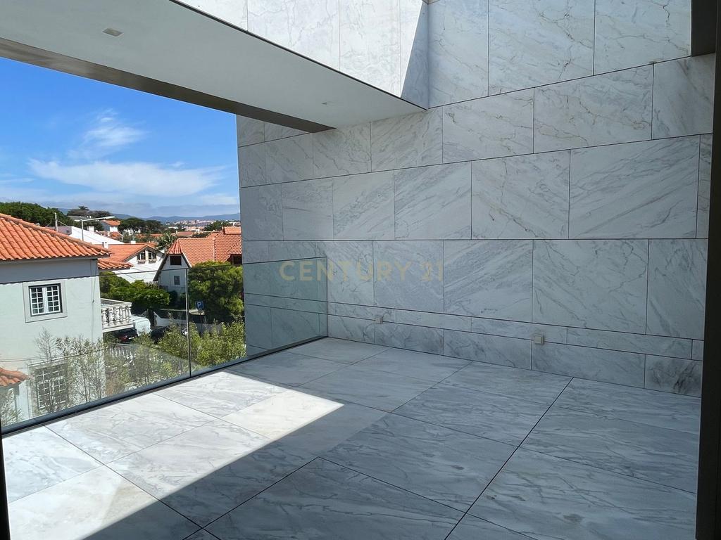 Moradia T3+1 em Cascais com Piscina Privada, Varandas e Jardim - Image 19