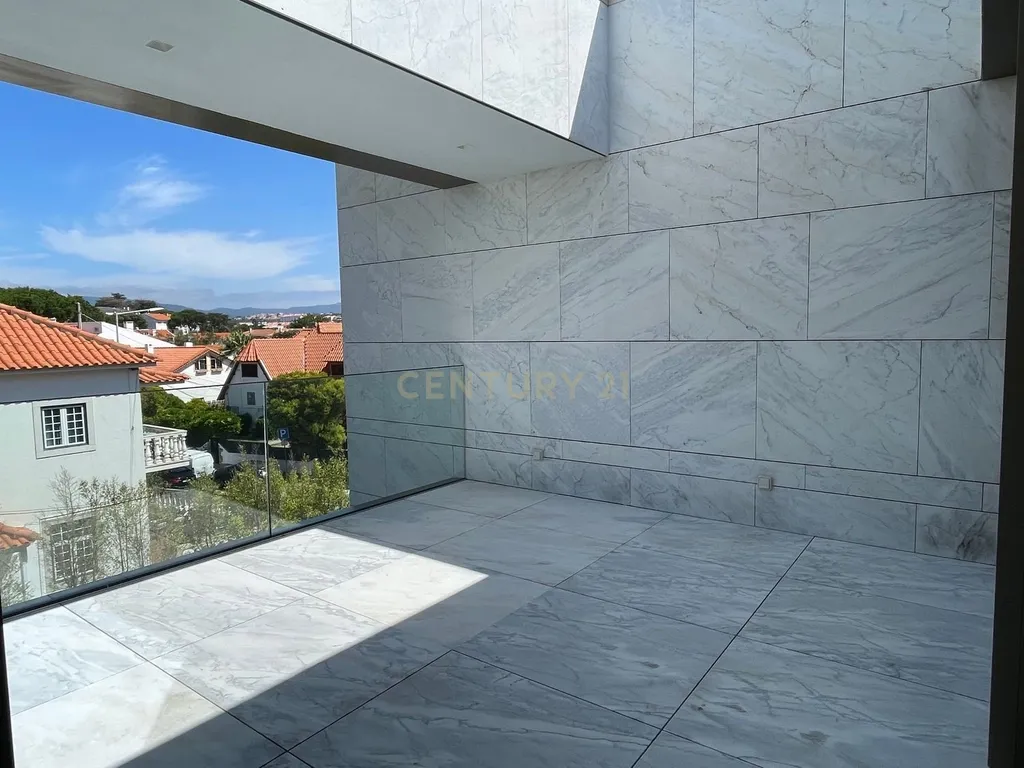 Moradia T3+1 em Cascais com Piscina Privada, Varandas e Jardim - Image 19