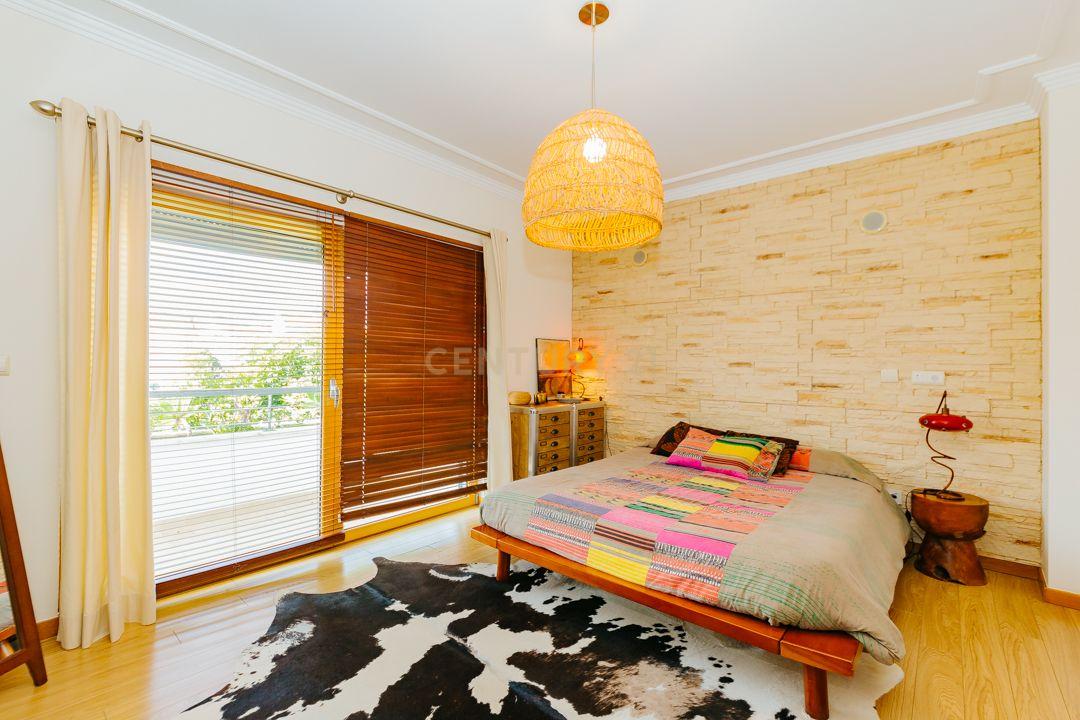 Luxuosa Moradia Renovada com Vista Panorâmica em Loures - Image 32