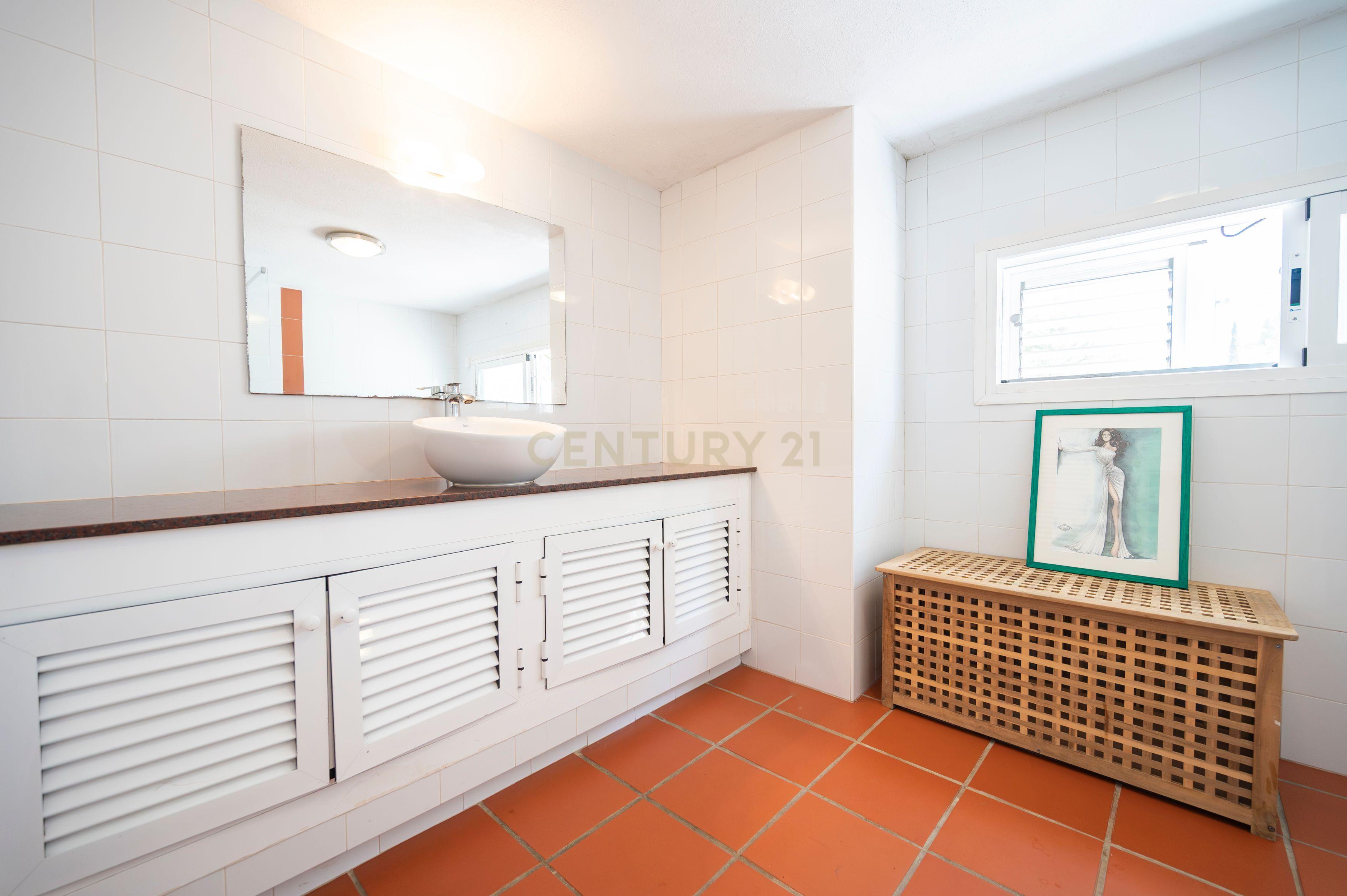 Moradia para reformar em Santa Eulália com piscina e vista panorâmica. Ótima oportunidade para investidores. - Image 18