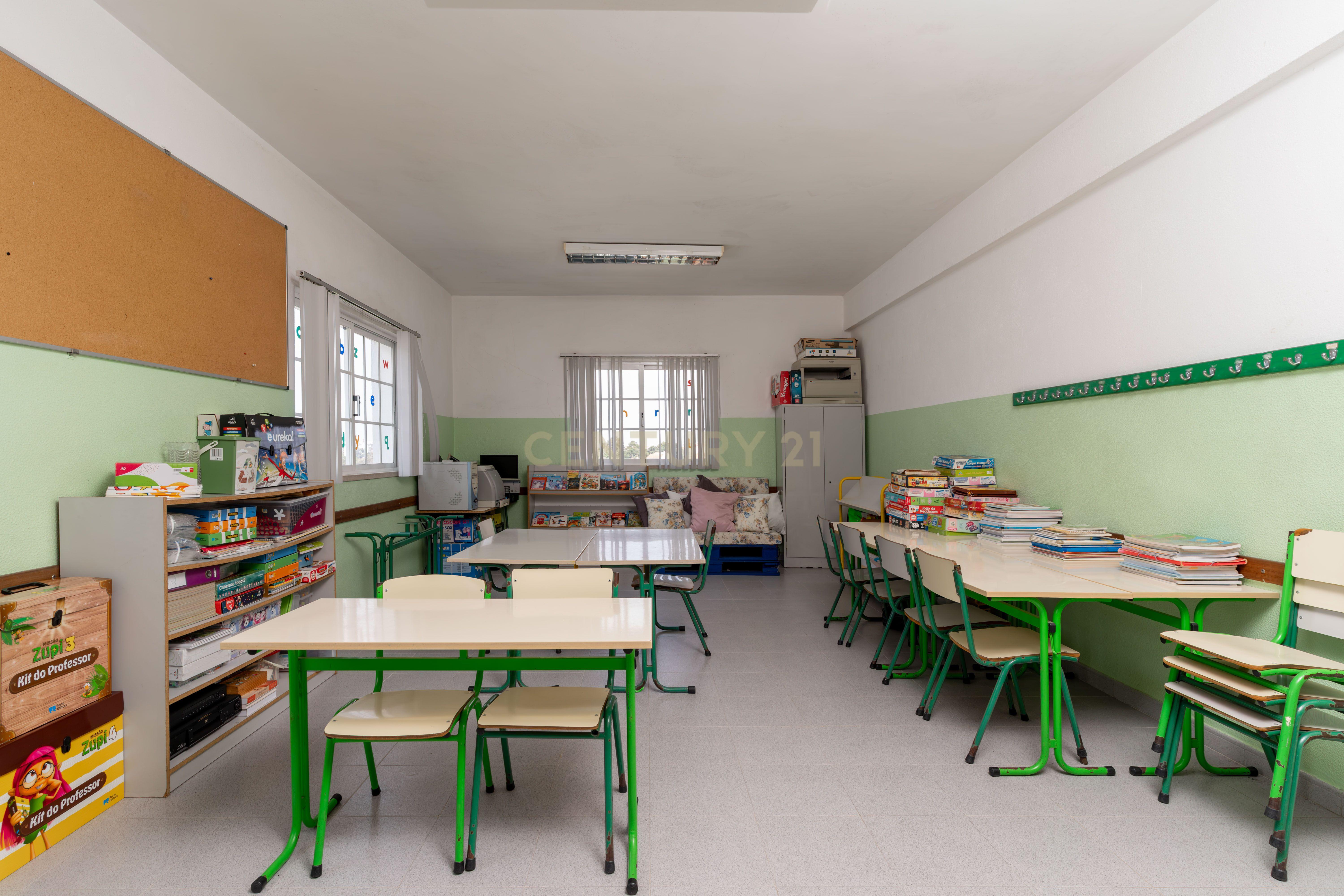 Fotografia 12 de Edifício de Serviços com Potencial de Reconversão para Habitação - Arrentela/Seixal