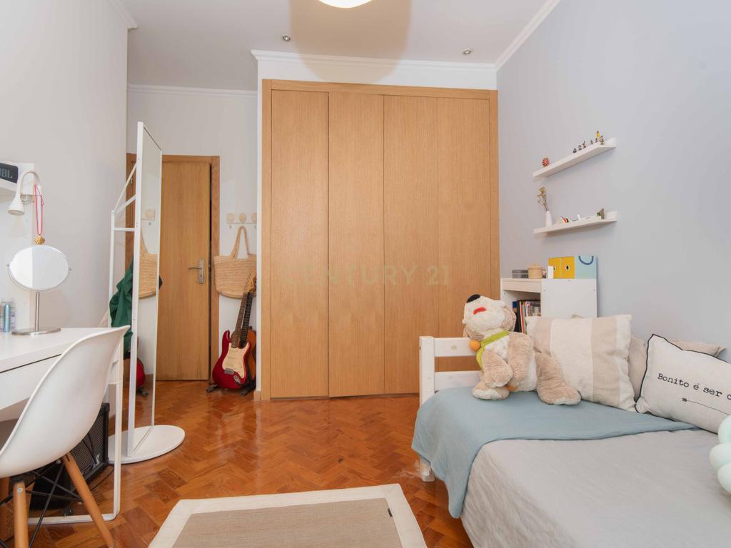 Apartamento T4 luminoso em Alvalade que combina estilo e localização premium - Image 6