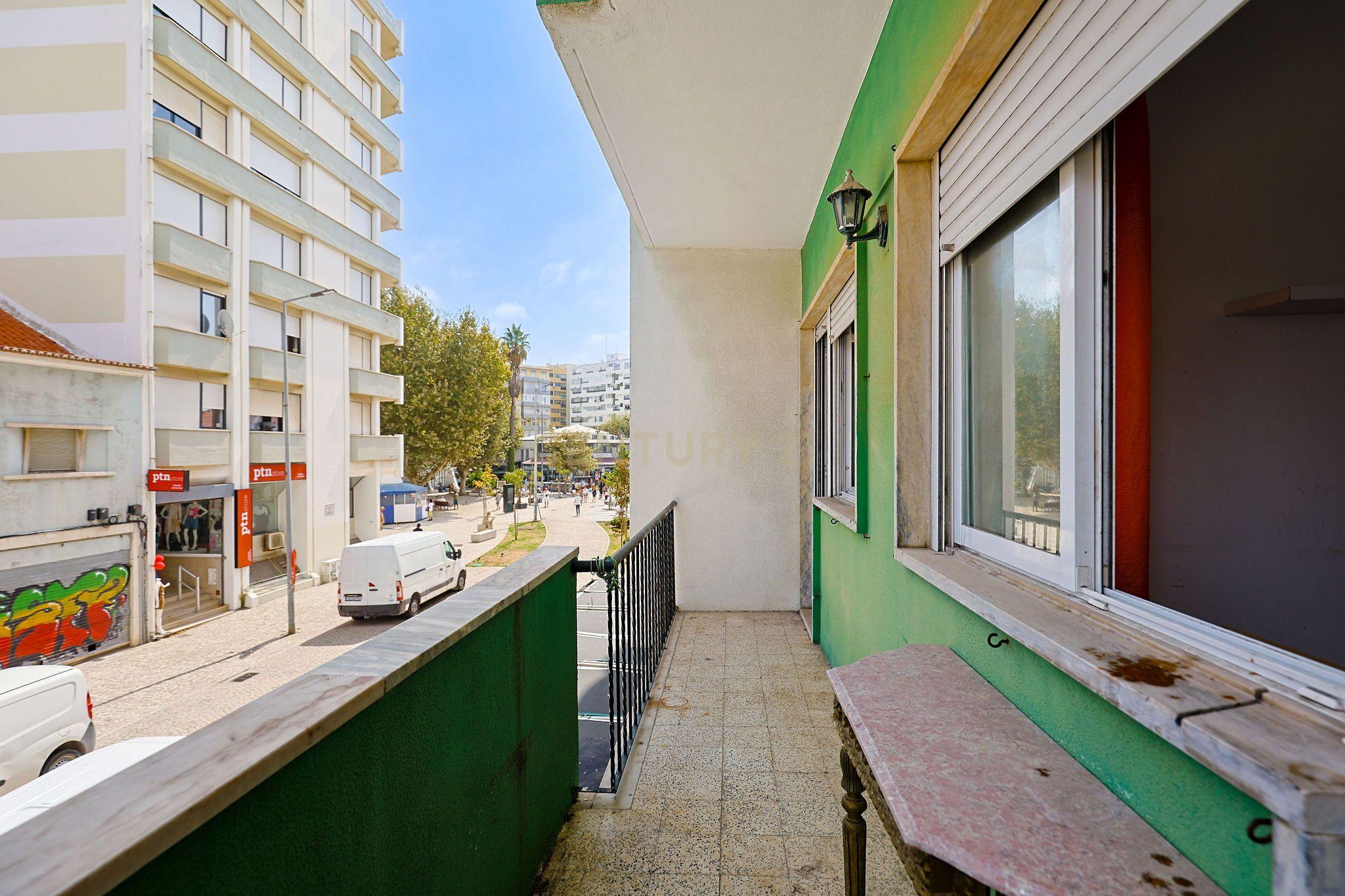 Fotografia 4 de Apartamento T2, com Varanda e Terraço, Centro da Costa de Caparica.