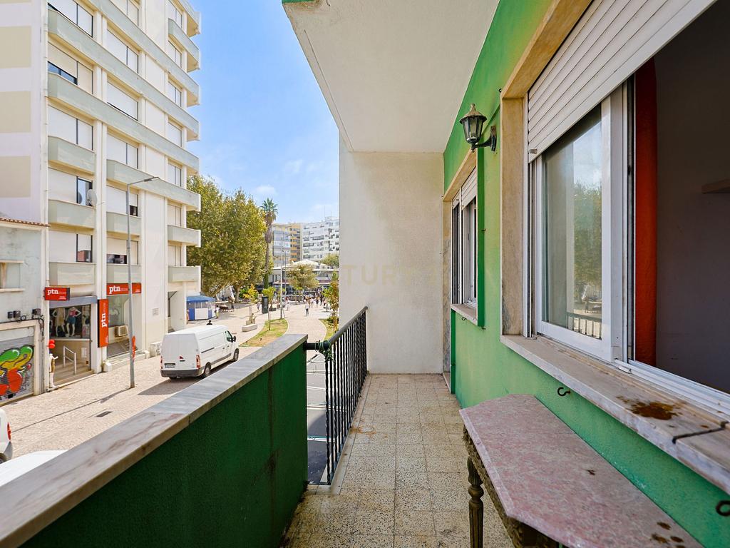 Apartamento T2, com Varanda e Terraço, Centro da Costa de Caparica. - Image 4