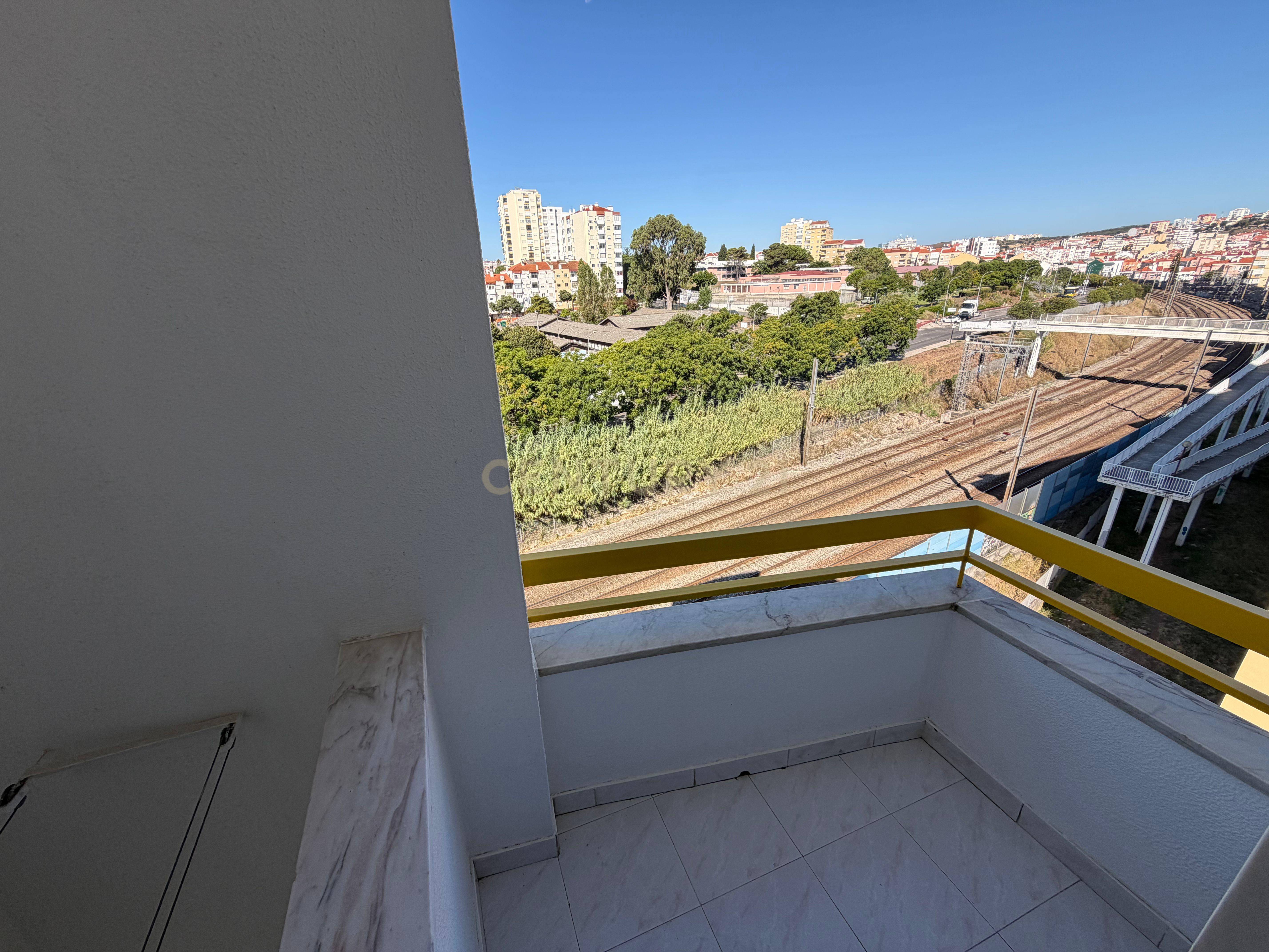 Fotografia 4 de Apartamento T2 para Arrendamento | Excelente Localização e Ótima Exposição Solar