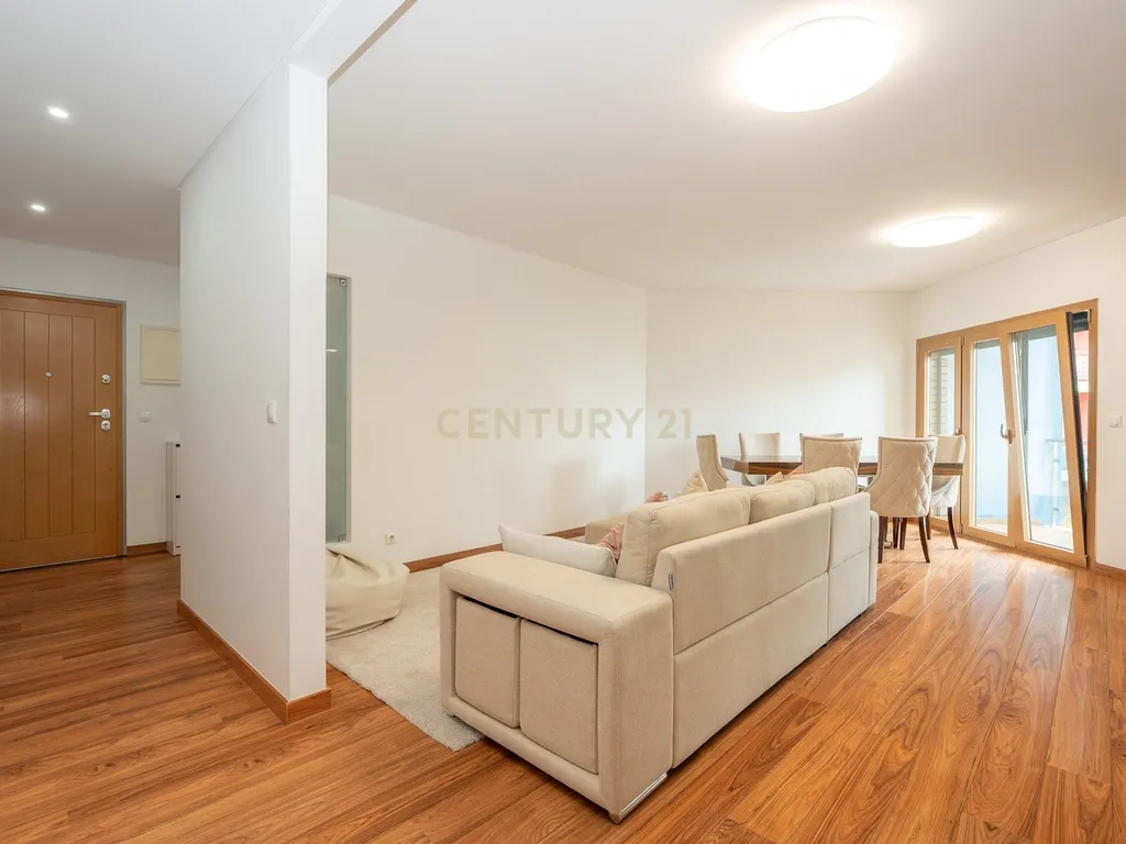 Apartamento de tipologia T3, com 2 varandas, 2 WC e box para 4 viaturas, situado no Jardim da Amoreira - Ramada em Odivelas. - Image 6