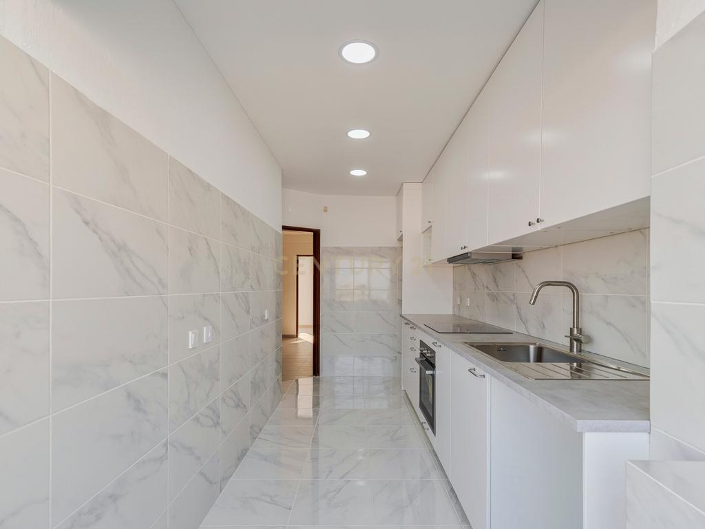 T1 Remodelado com Terraço e Vista Fantástica – Rua Dom Sancho I, Almada - Image 4