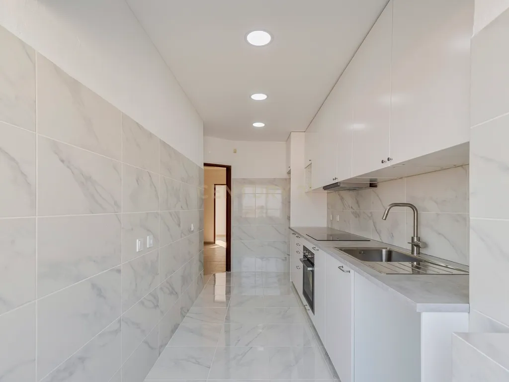T1 Remodelado com Terraço e Vista Fantástica – Rua Dom Sancho I, Almada - Image 4