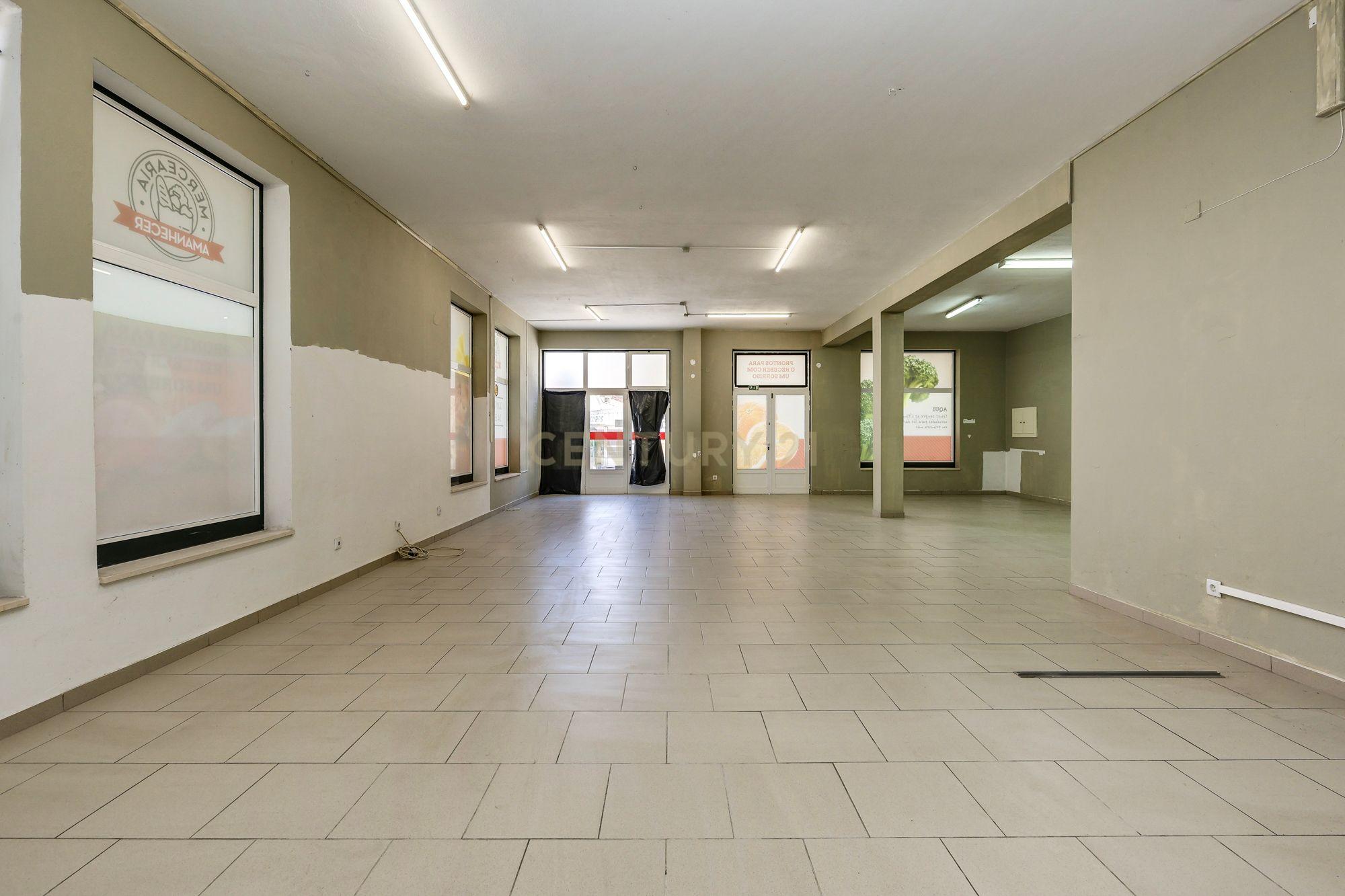 Fotografia 10 de Loja em Leiria - Urbanização Telheiro - 124m2