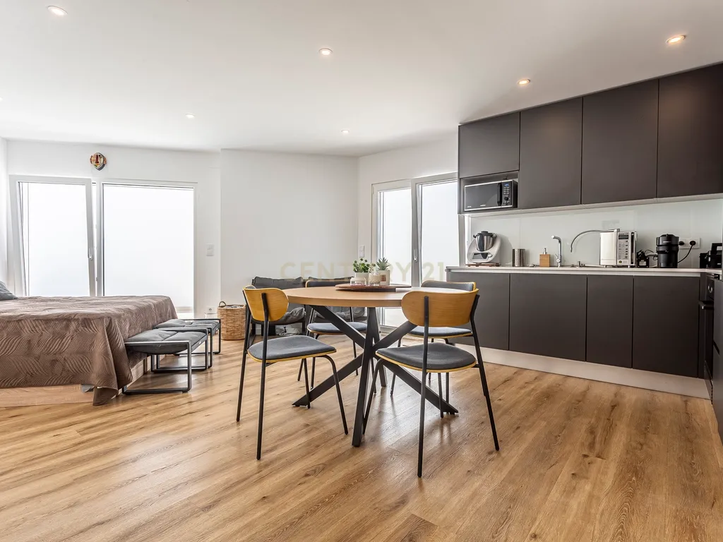 T0 Novo com Magnífico Terraço, Churrasqueira, Garagem e Arrecadação | Aires - Palmela - Image 1