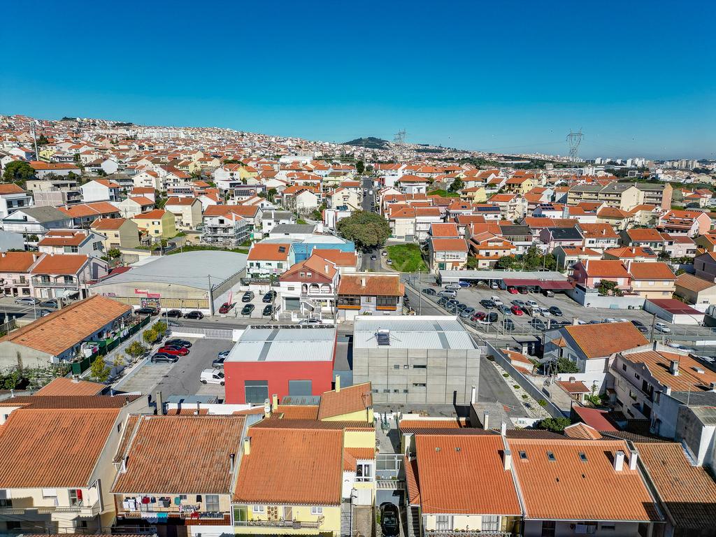 Loja para comércio e serviços com 836m2, lote de terreno com 1.722m2 e 21 lugares, na Amadora - Image 3