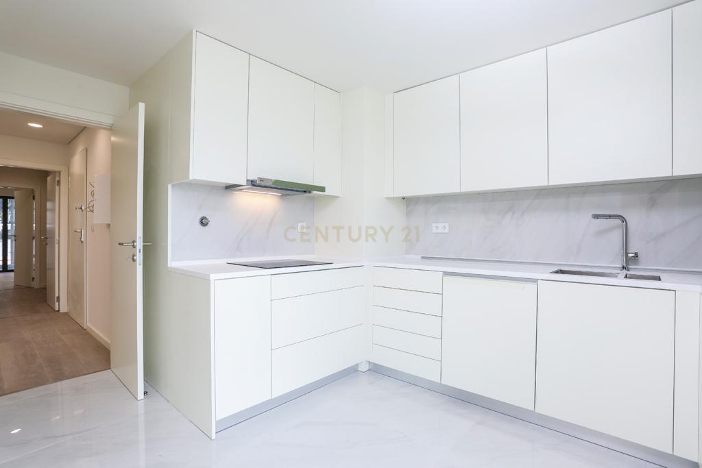 Apartamento T2 NOVO c/ varanda, arrecadação e parqueamento | Cavaleira | Sintra - Image 4