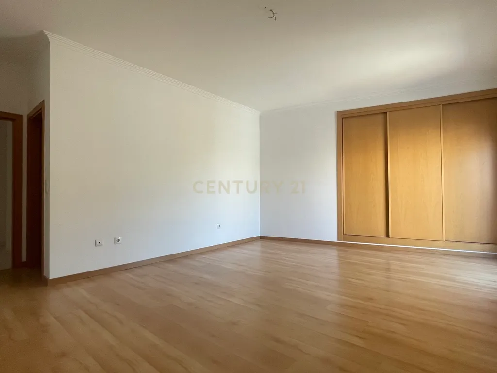 Apartamento T3, com Varandas e 3 Lugares de estacionamento, no Pinhal Novo - Image 15