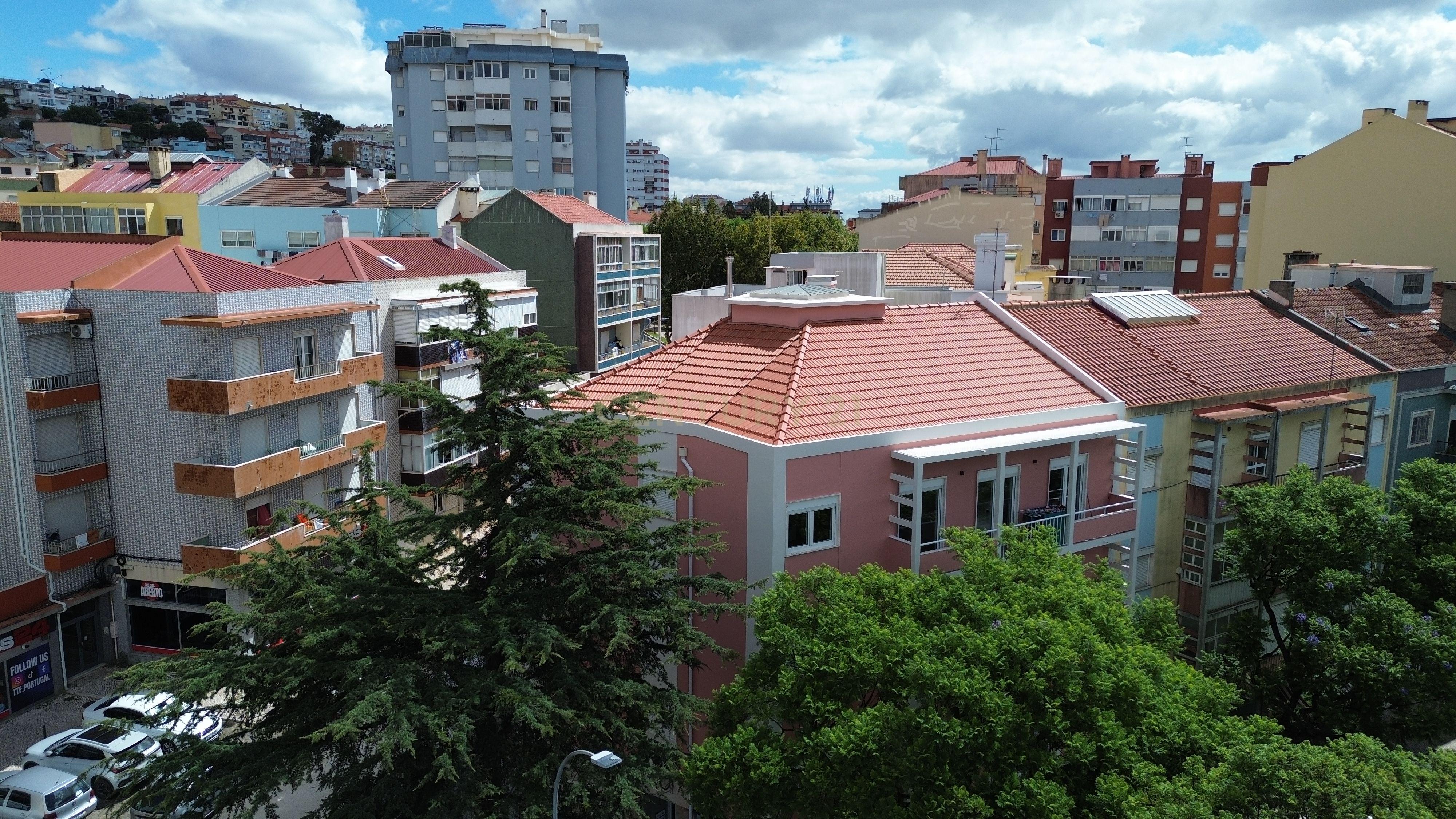 Fotografia 12 de Excelente T1 completamente remodelado com um terraço de 44,2m2 em prédio remodelado– Amadora – 5min a pé da Estação CP