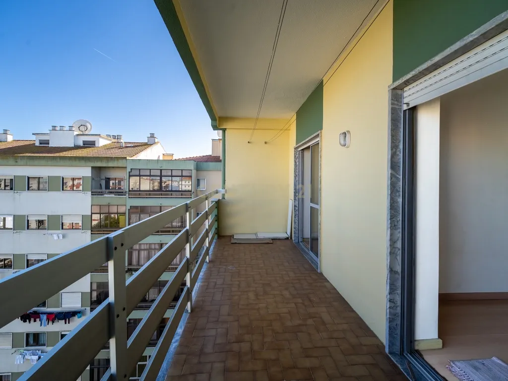 Apartamento T2 em Amora, Seixal - Oportunidade Única! - Image 17