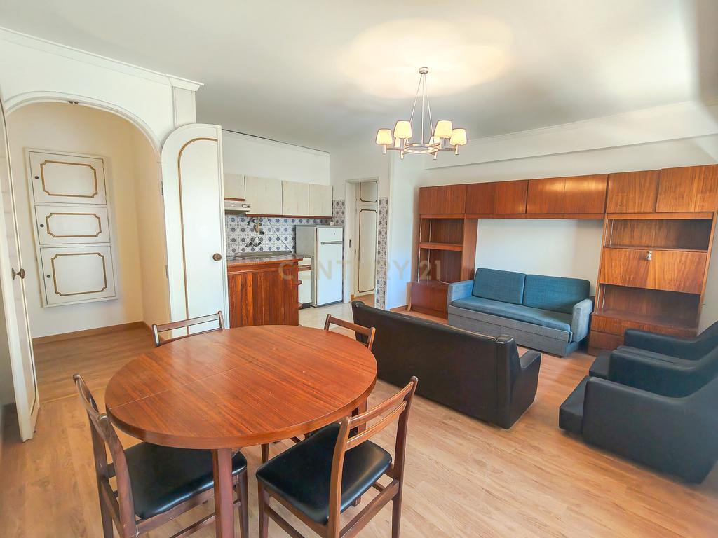 Apartamento T1 na Parede a menos de 200 metros da praia - Image 1