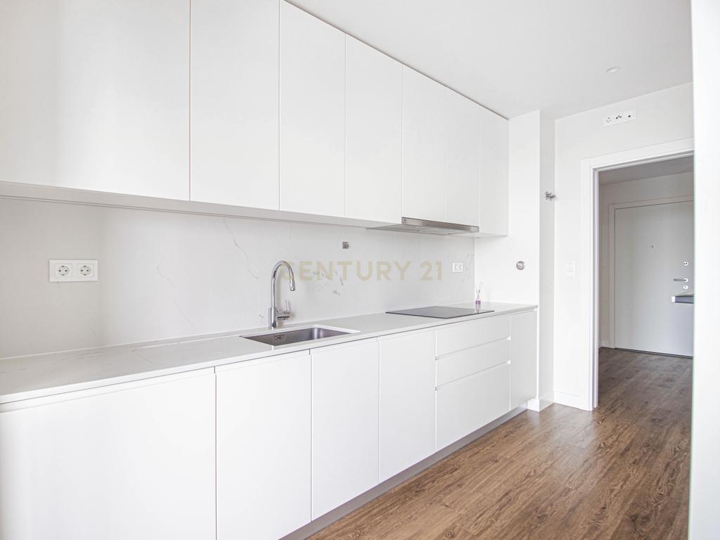 Apartamento T2 em Condomínio com Piscina e Garagem - Areeiro - Image 2
