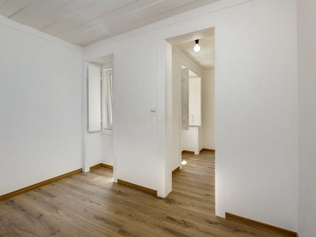 Apartamento T1+1 totalmente remodelado, próximo da Assembleia da República - Image 16