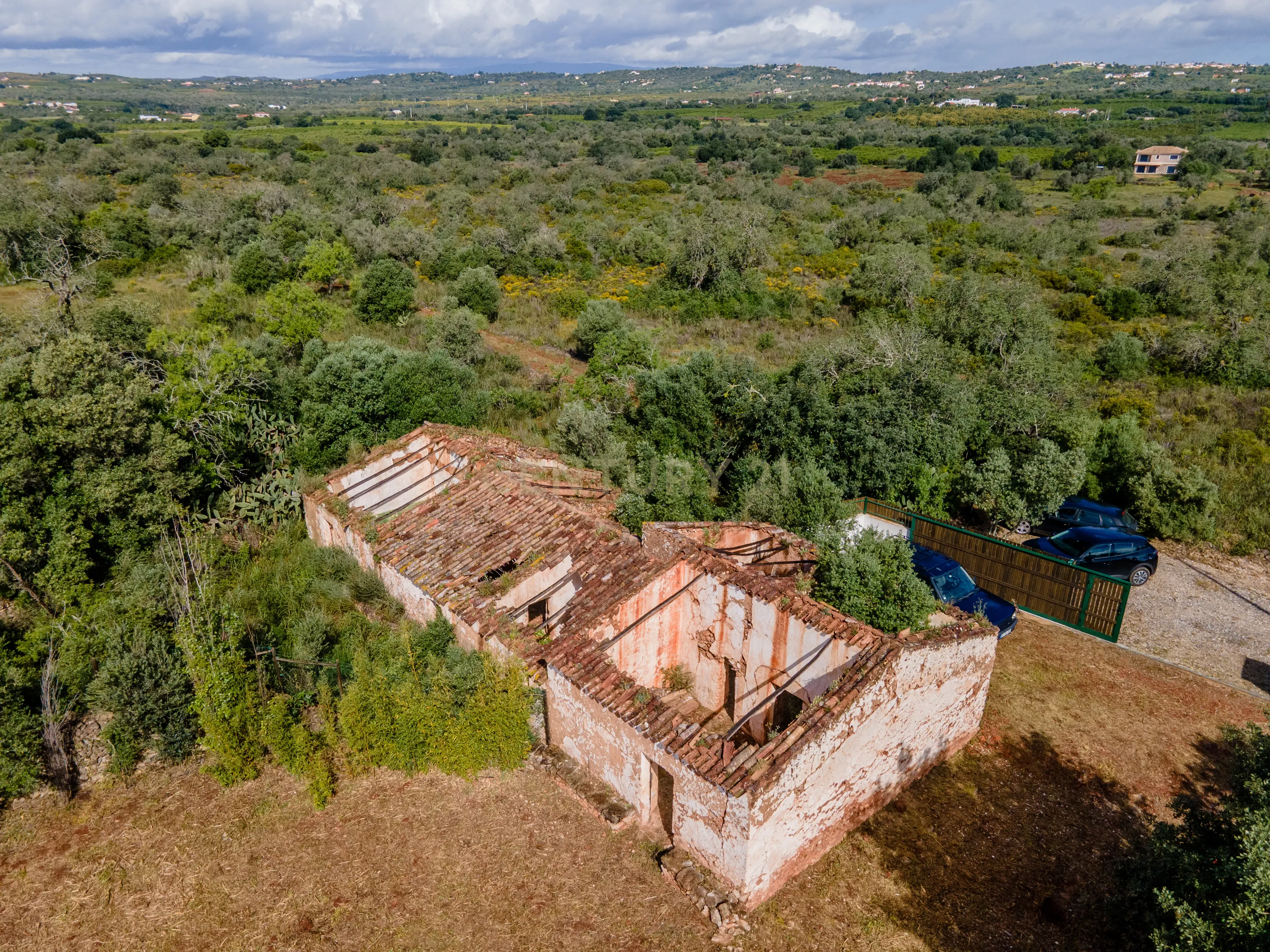 MORADIA EM RUINA COM TERRENO 5680m2