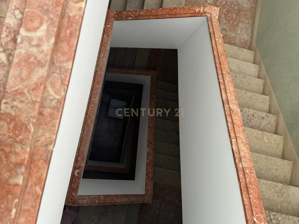 Apartamento T2 para recuperar no centro de Portimão, Algarve - Image 32