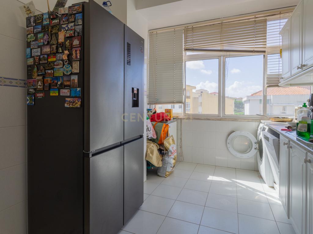 Apartamento T4 convertido em T3 - Centro do Barreiro - Image 11