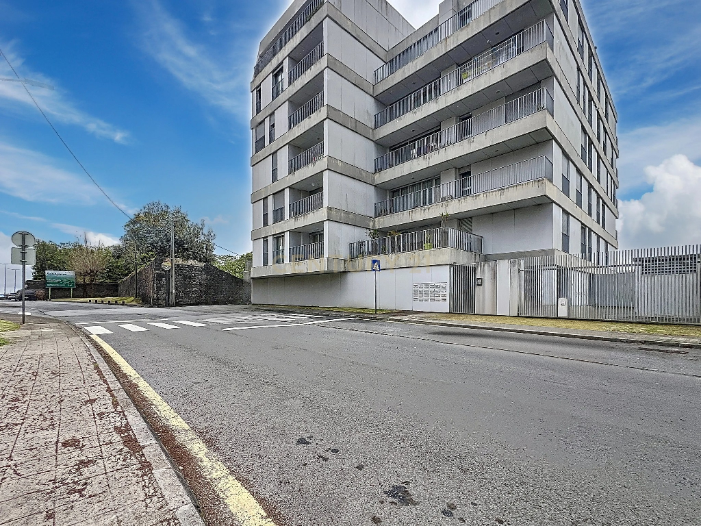 Excelente T2 com Bons Acabamentos e Acesso Rápido ao Centro Ponta Delgada! - Image 2