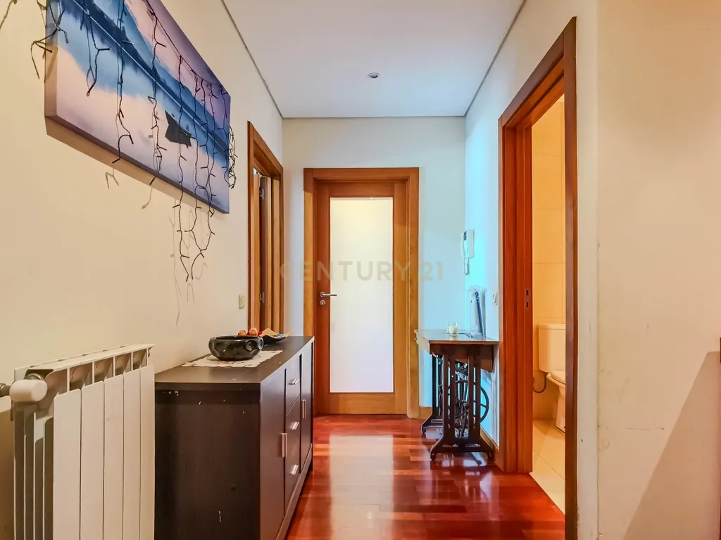 Apartamento T2 com Garagem e Arrumos — Coronado, São Mamede - Image 3