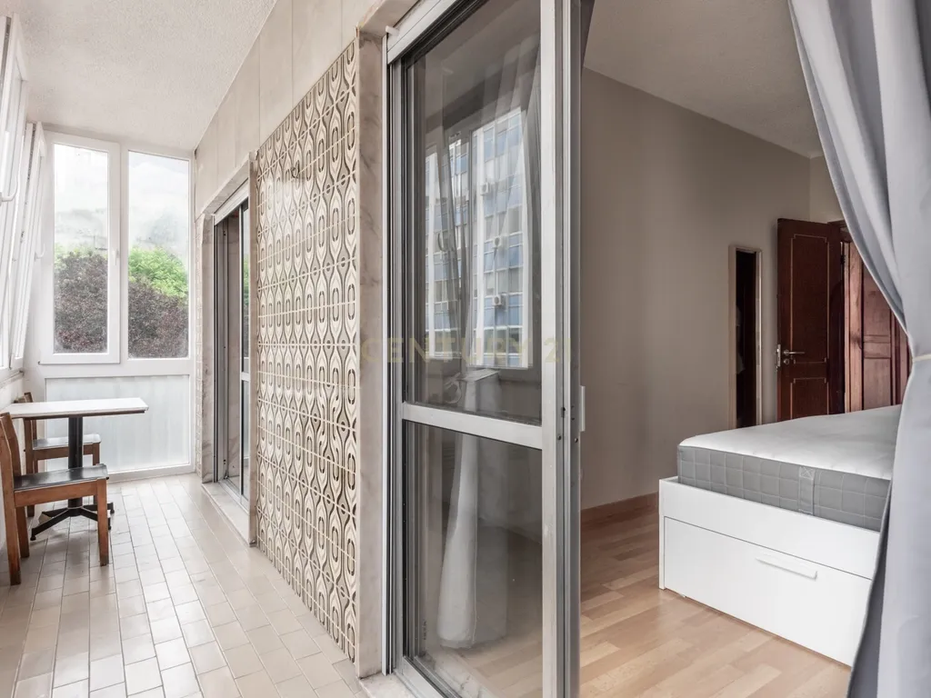 Apartamento T3 com elevador e garagem na Rua Luciano Cordeiro, em Lisboa - Image 17
