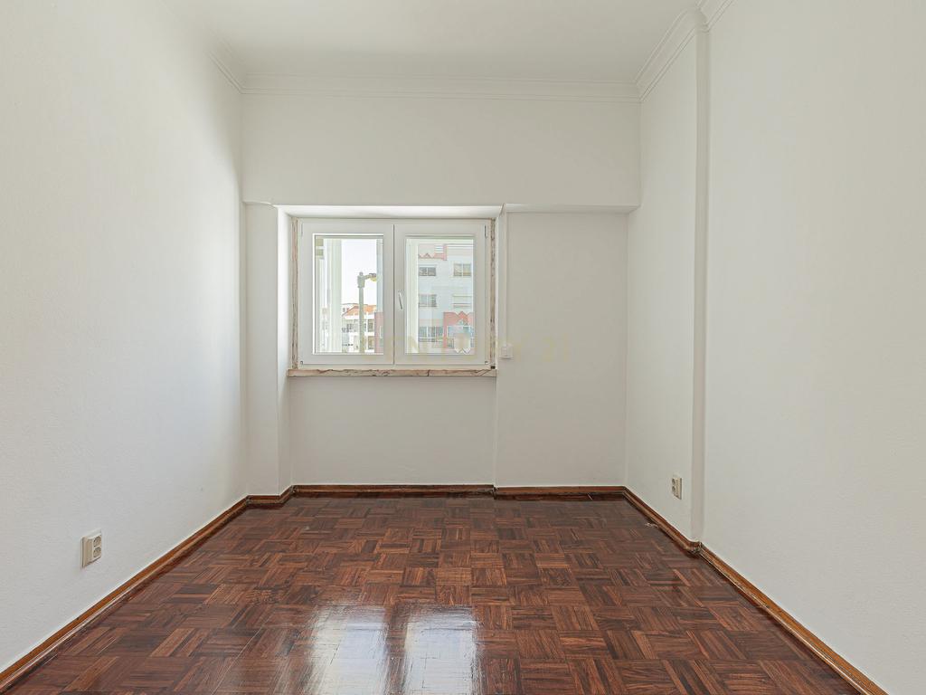 APARTAMENTO REMODELADO NO CENTRO DA COSTA DE CAPARICA - Image 15