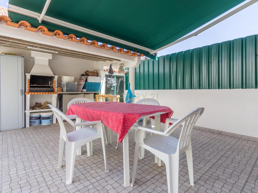 Moradia Geminada T3 com Jardim e Terraço na Quinta do Conde - Image 4