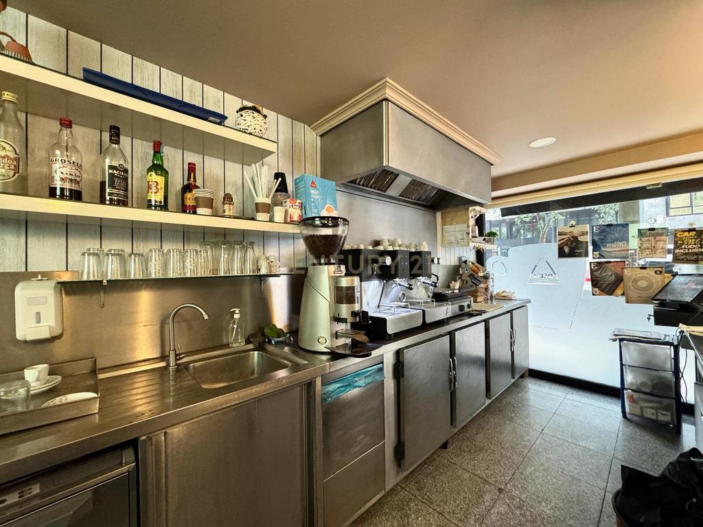 Café/Restaurante com 2 Armazéns e Loja Independente na Av. da República, Gaia - Image 3