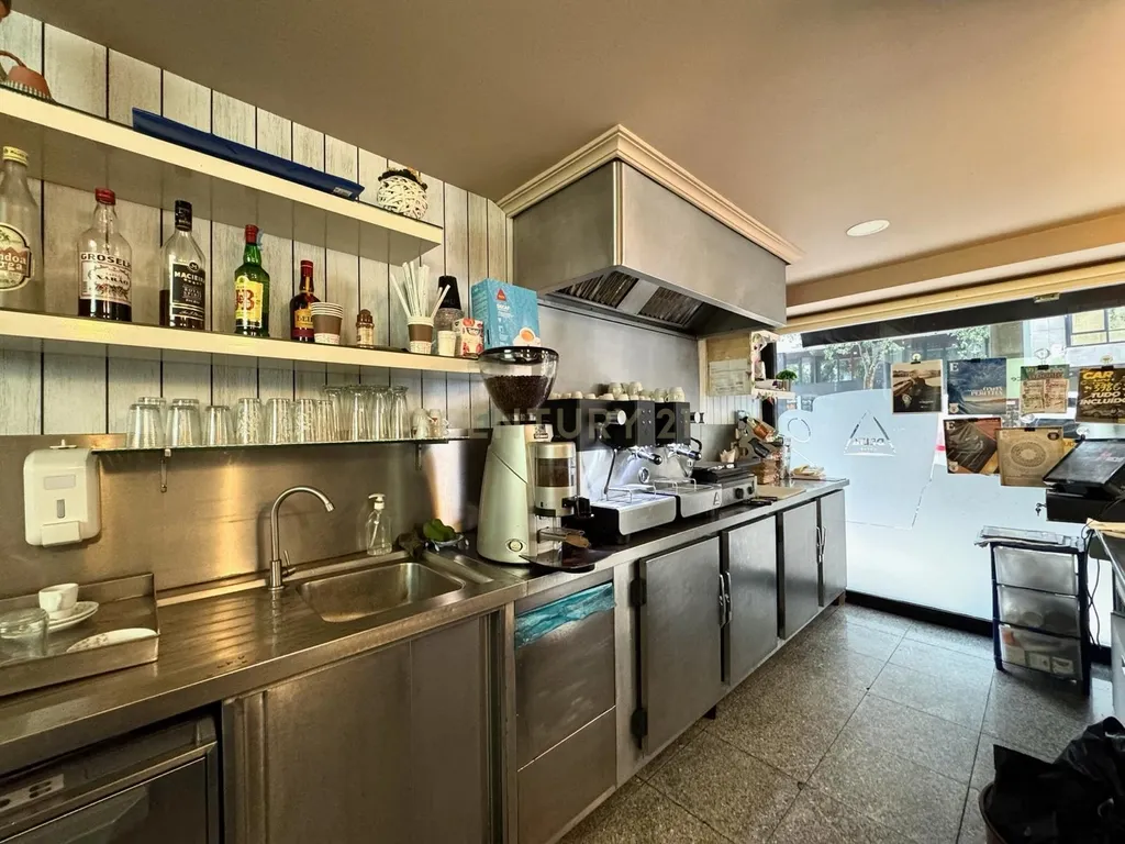 Café/Restaurante com 2 Armazéns e Loja Independente na Av. da República, Gaia - Image 3