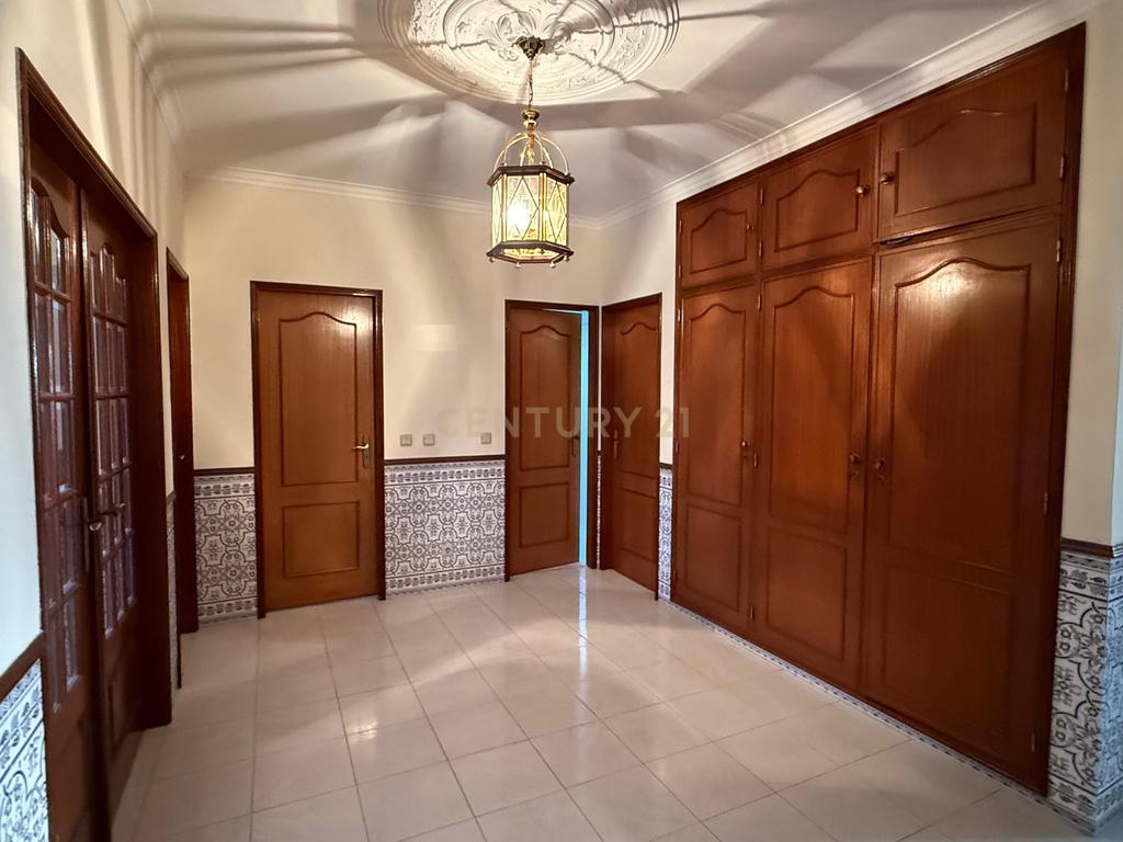 Andar de moradia com 3 quartos para arrendamento em Casal de Cambra - Image 4
