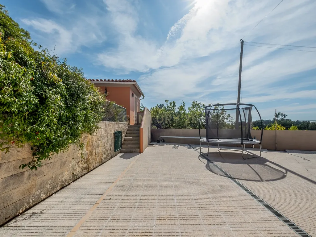 Elegante Moradia T4 com Piscina e Jardim em Mafra: Um Equilíbrio Perfeito entre Campo e Praia - Image 41