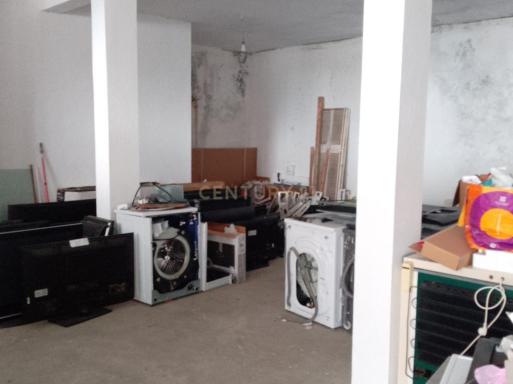 Invista no Futuro: Espaço Comercial na Ribeira Grande - Image 4