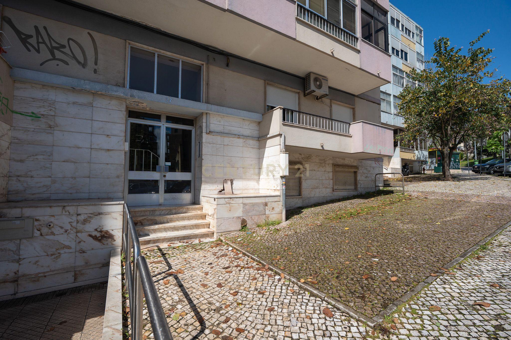 Apartamento de tipologia T3, com cerca de 115 m2, 2 WC, despensa, localizado numa das artérias principais da cidade de Odivelas, mais concretamente na Rua Professor Dr. Augusto Abreu Lopes. - Image 3