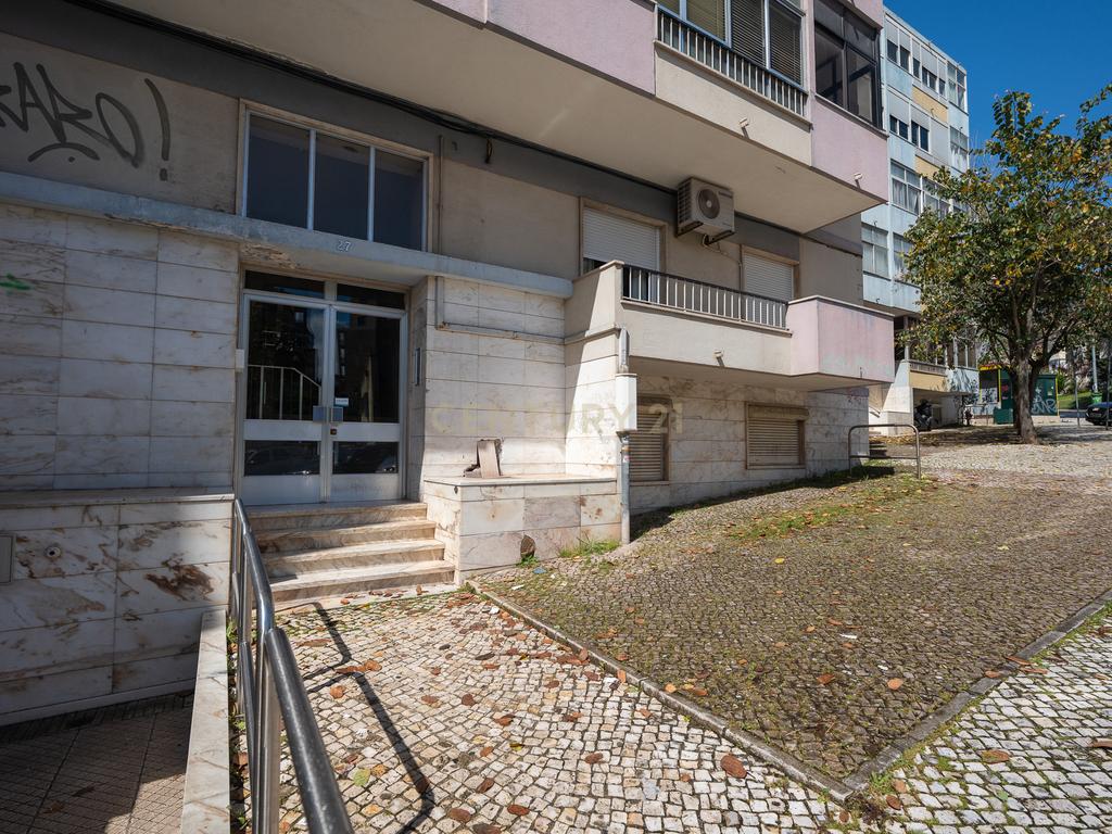 Apartamento de tipologia T3, com cerca de 115 m2, 2 WC, despensa, localizado numa das artérias principais da cidade de Odivelas, mais concretamente na Rua Professor Dr. Augusto Abreu Lopes. - Image 3