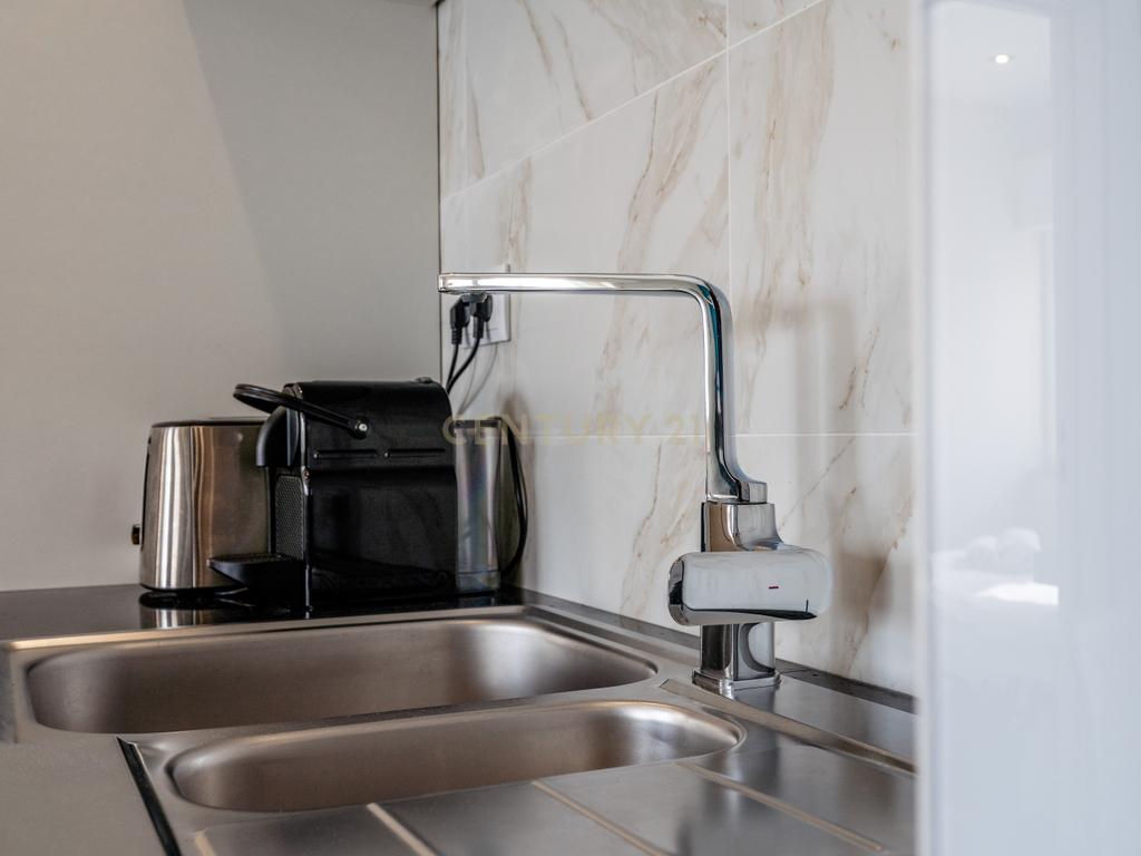 Apartamento T1 com Vista Rio Deslumbrante | AL | Terraço Comum | Estacionamento no Edifício | Como Novo - Image 13