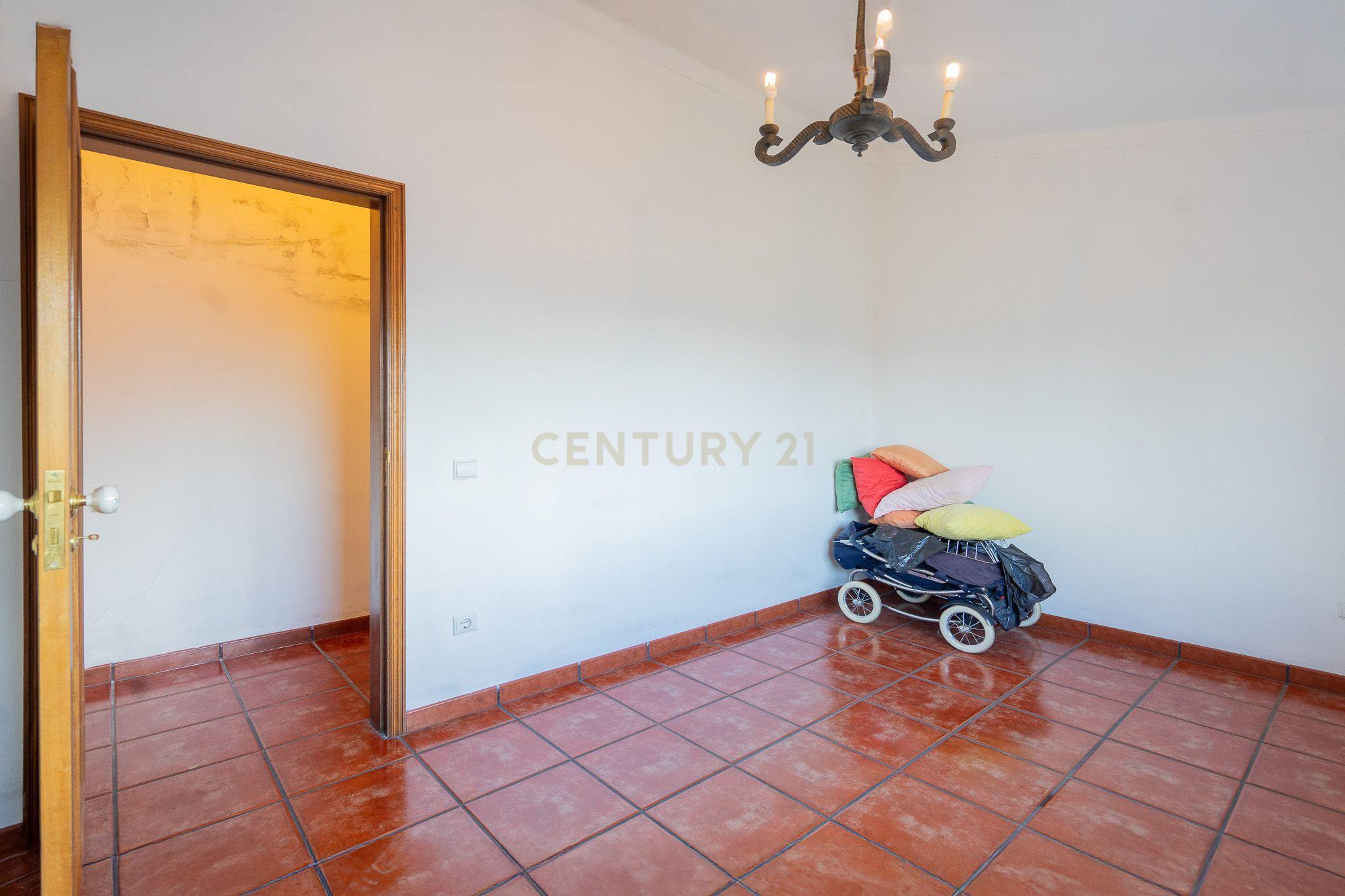 Moradia T5 com varanda coberta,terraço,piscina,jardim,poço,anexo e telheiro numa localização privilegada no centro de Lousã - Image 76