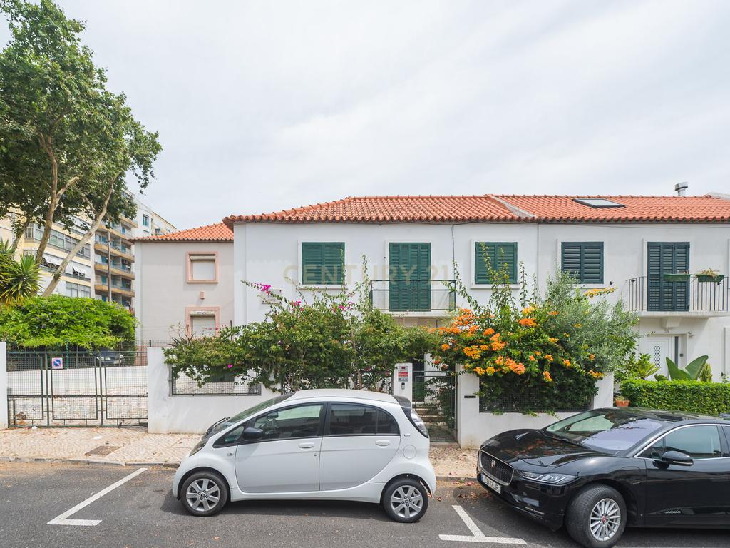 Moradia T3 + 1 Renovada com Jardim e Piscina em Penha de França, Lisboa - Image 2