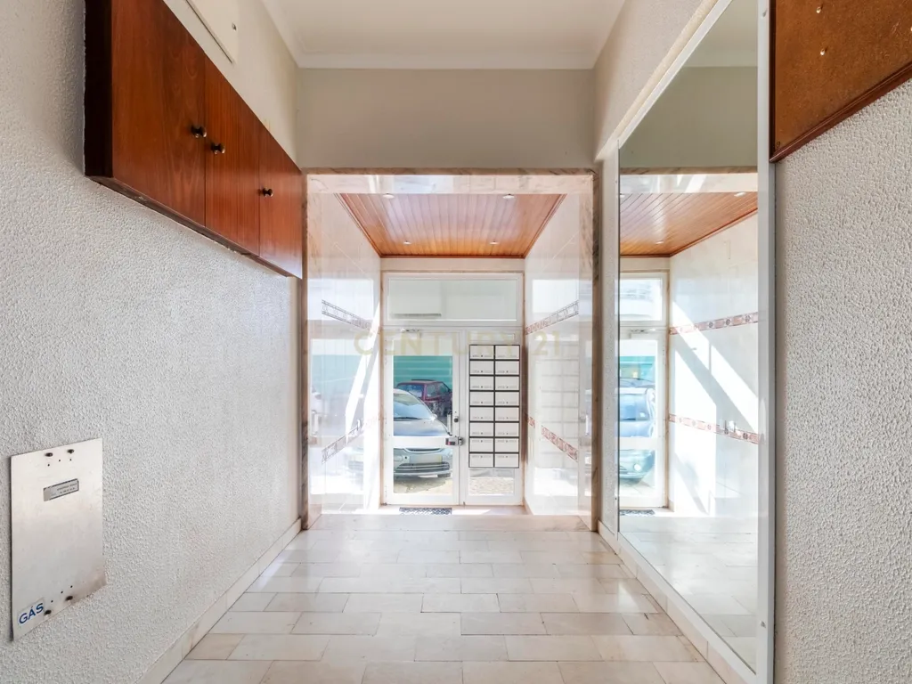 Espaçoso T3 na Sobreda com 2 Casas de Banho e Varandas - Image 70