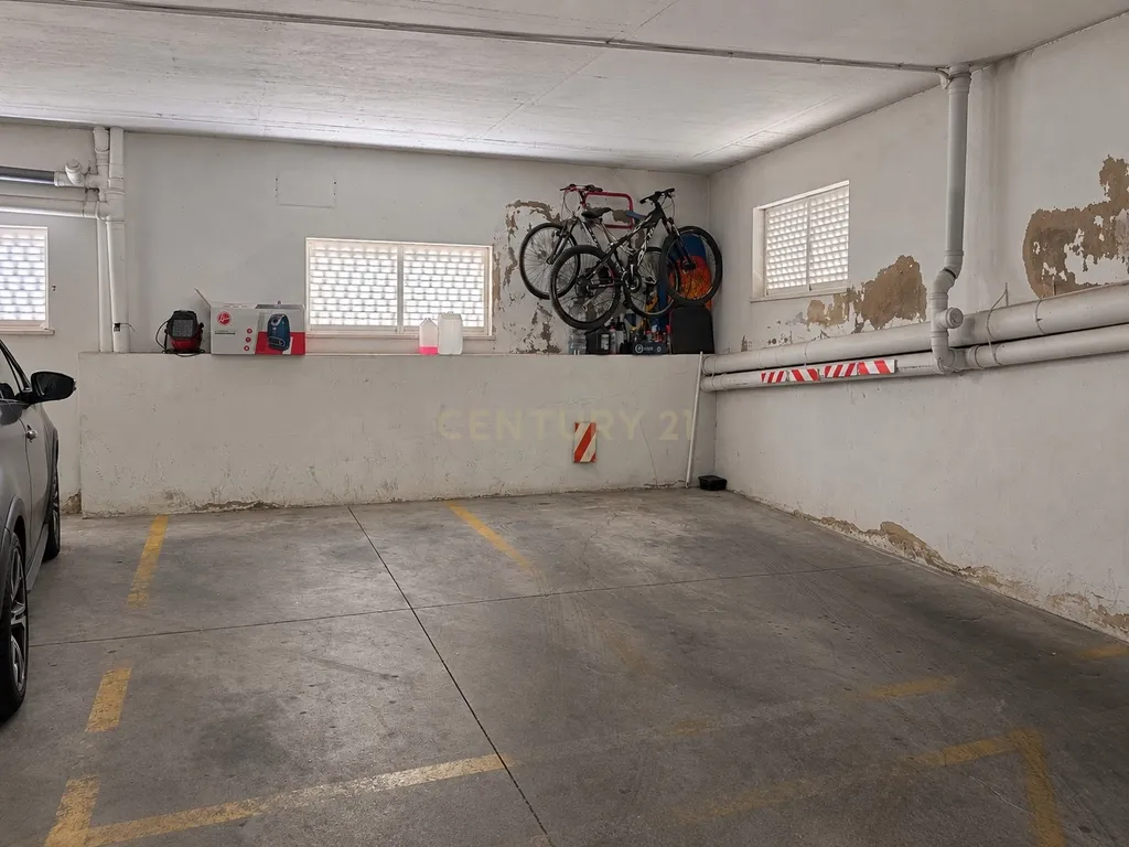 T3 remodelado com estacionamento no último andar, no centro de Portimão - Image 32