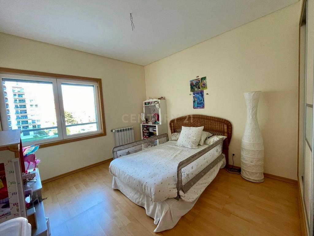 Excelente Apartamento T3 com 185 m² para Arrendamento em Telheiras – Rua António Quadros - Image 12