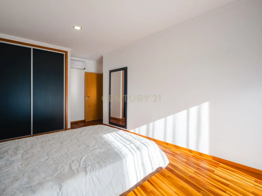 Moradia T4 com 255 m², Suíte Generosa, Jardim e Garagem para 3+ Viaturas | Astromil, Paredes - Image 30