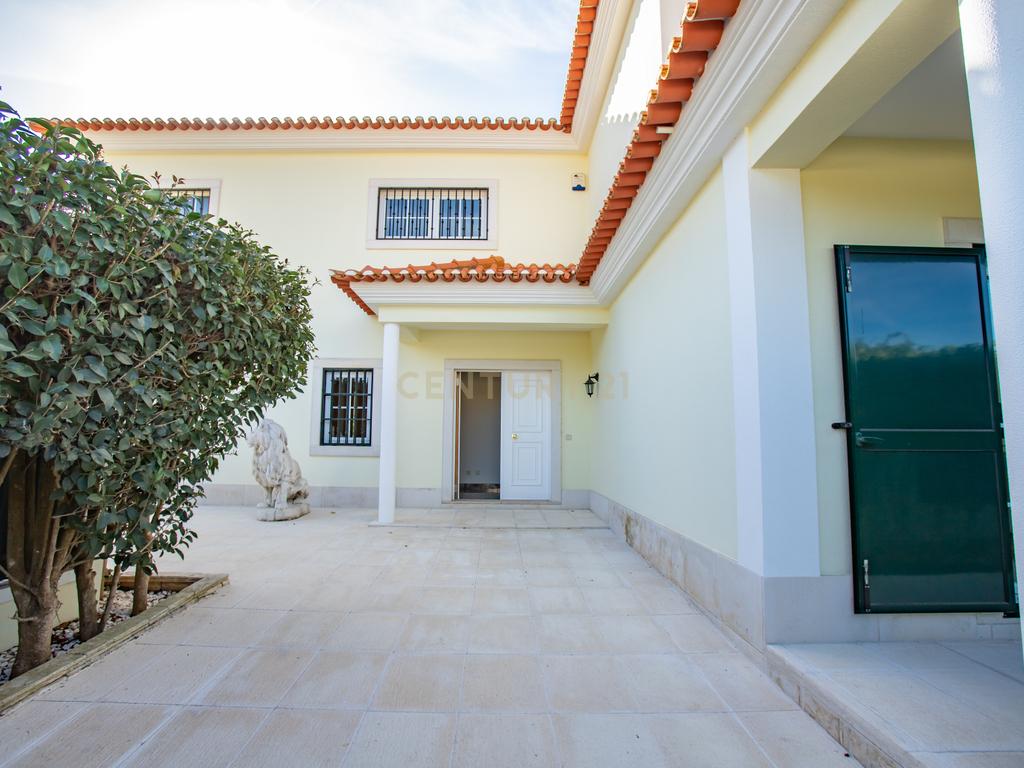 Moradia isolada na Areia , com 627 m2 de área total, piscina e jardim. - Image 29