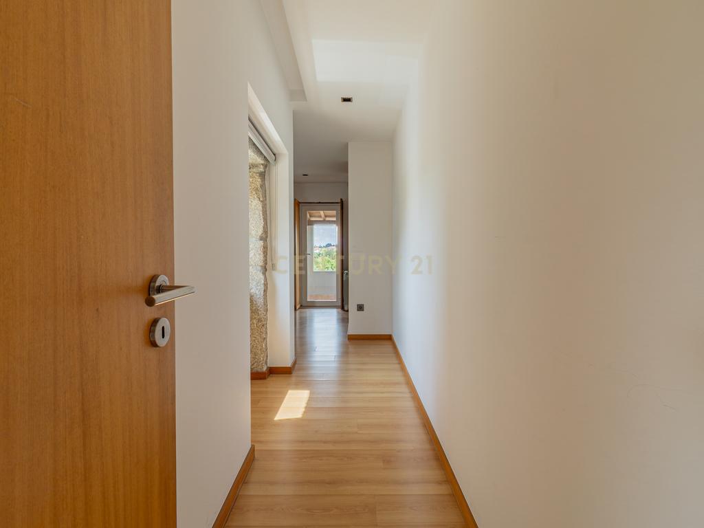 T5 com 3 Suites e Terreno com Rio | Natureza, Espaço e Conforto - Image 19